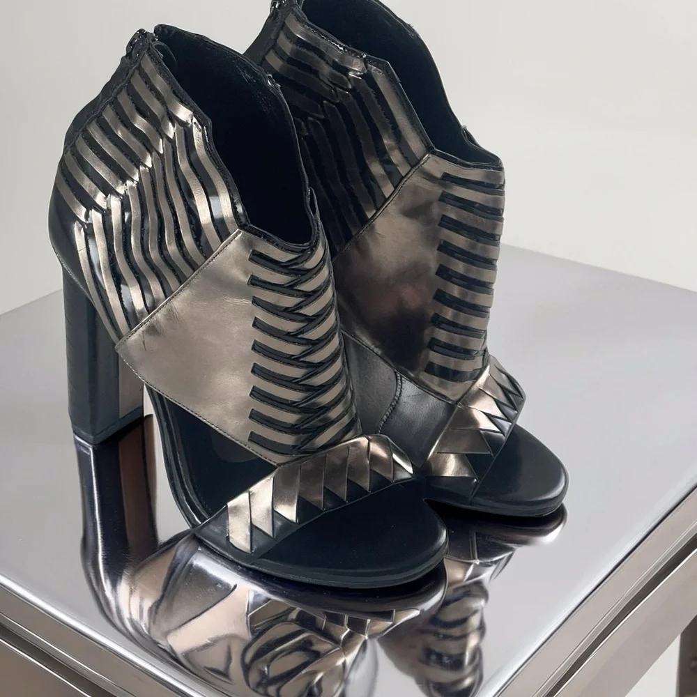 Robert Clergerie Black and Gold Heels in size 6